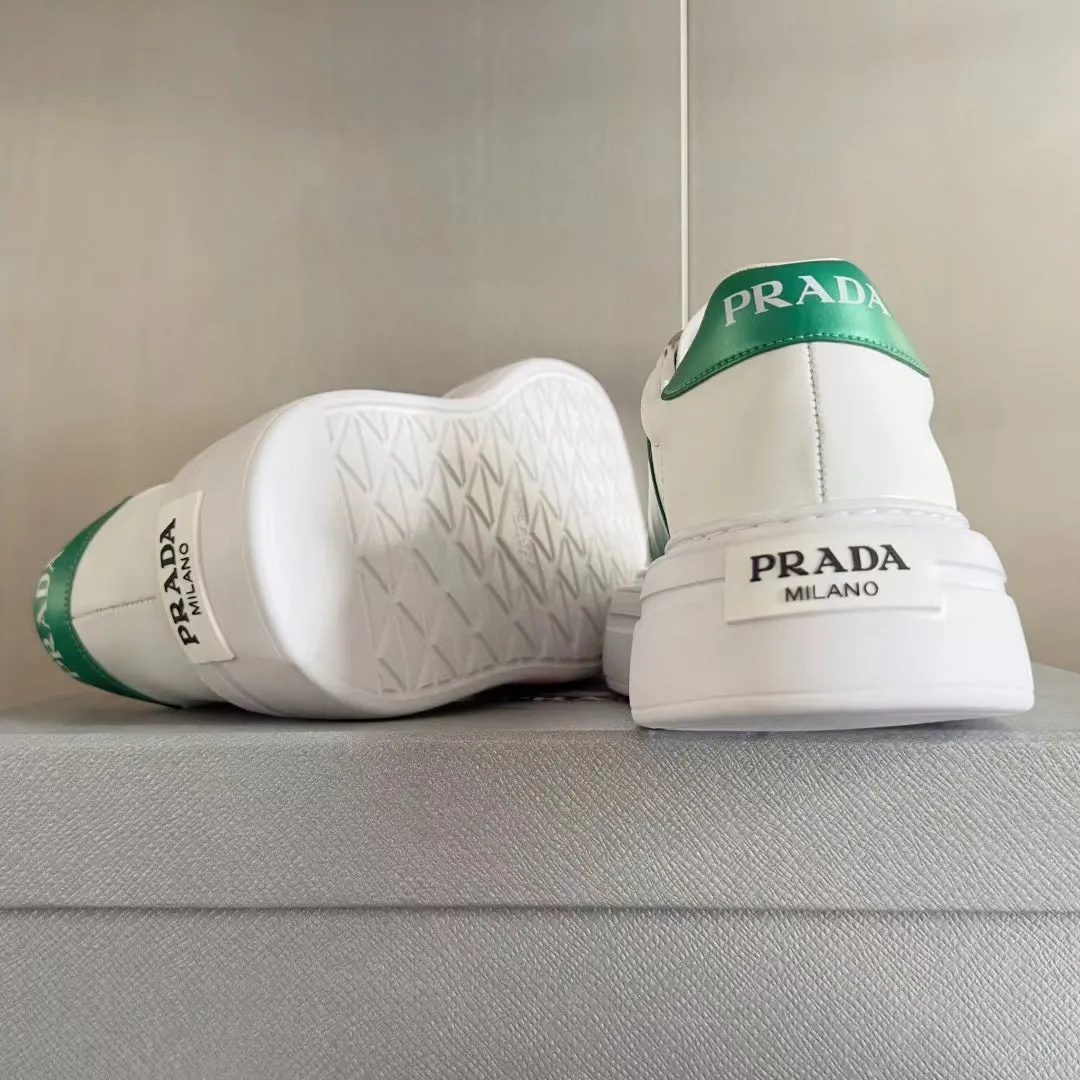 👟👟Ex-factory price 600👟👟 Couple model Prada Latest Couple model Triangle logo Thick sole Casual white shoes Sneakers Original purchase development and production This sneaker combines simple lines and distinctive details into a modern design. The leather upper presents a refined silhouette, with the Prada contrasting logo embellished on the tongue and side inserts. Exquisite packaging at the delivery counter 🛍📦 ▪️Fabric: Original custom imported cowhide material ▪️Lining: Original custom made soft sheepskin ▪️Sole: Original molded non-slip rubber outsole ▪️Sole thickness: 4CM ▪️Size: Women's 35-40 / Men's 39-45